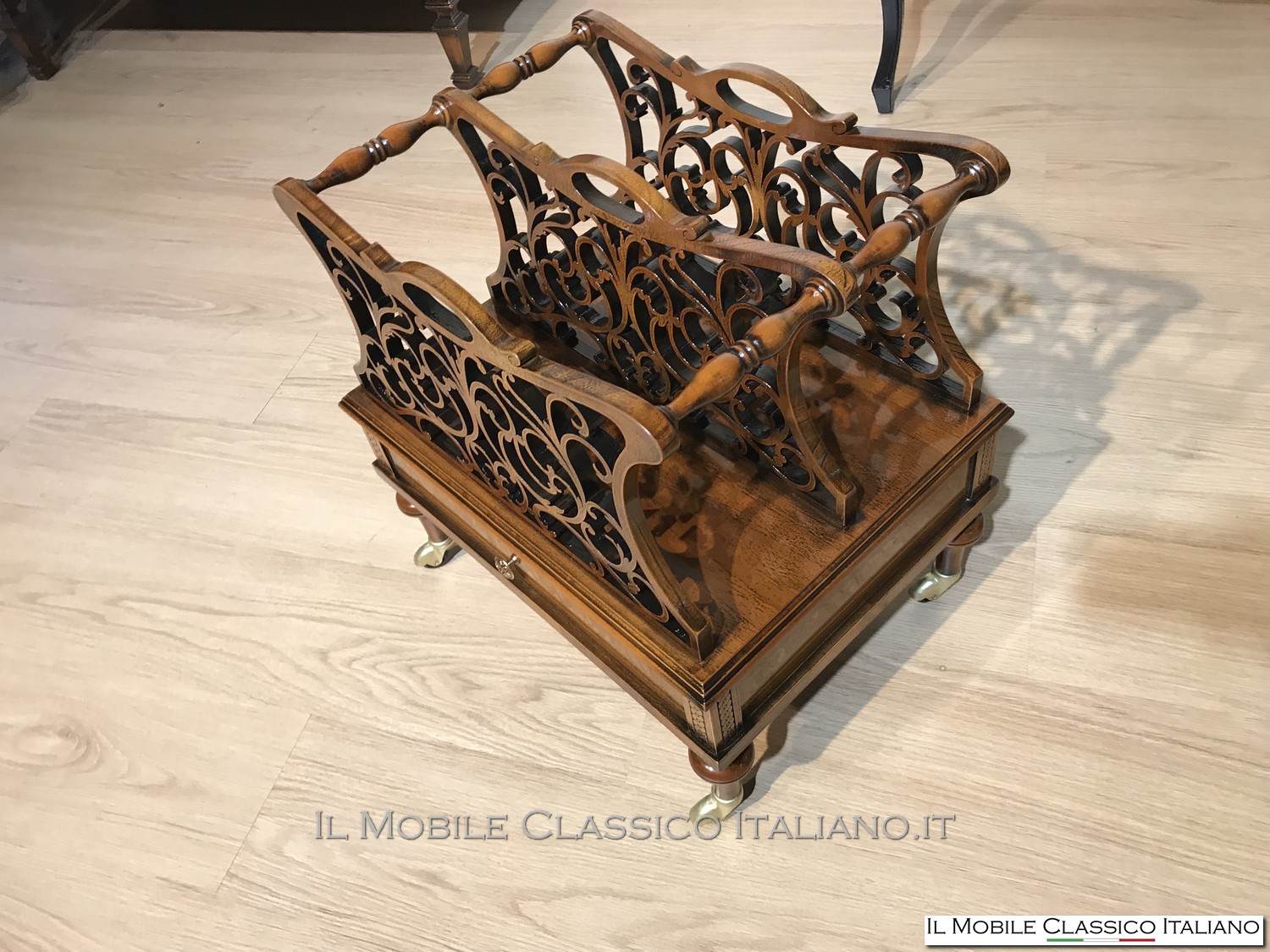 pORTARIVISTE IN STILE CLASSICO